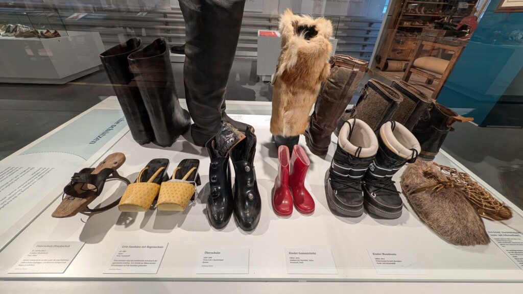 Stiefel und Kinderschuhe in der Vitrine