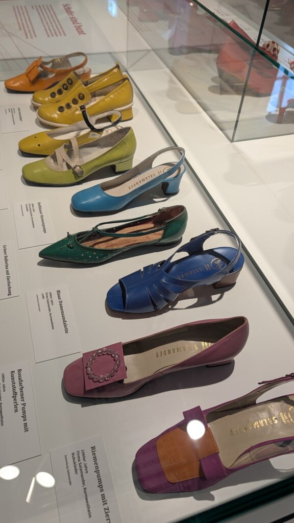 Bunte Damenschuhe in der Ausstellung