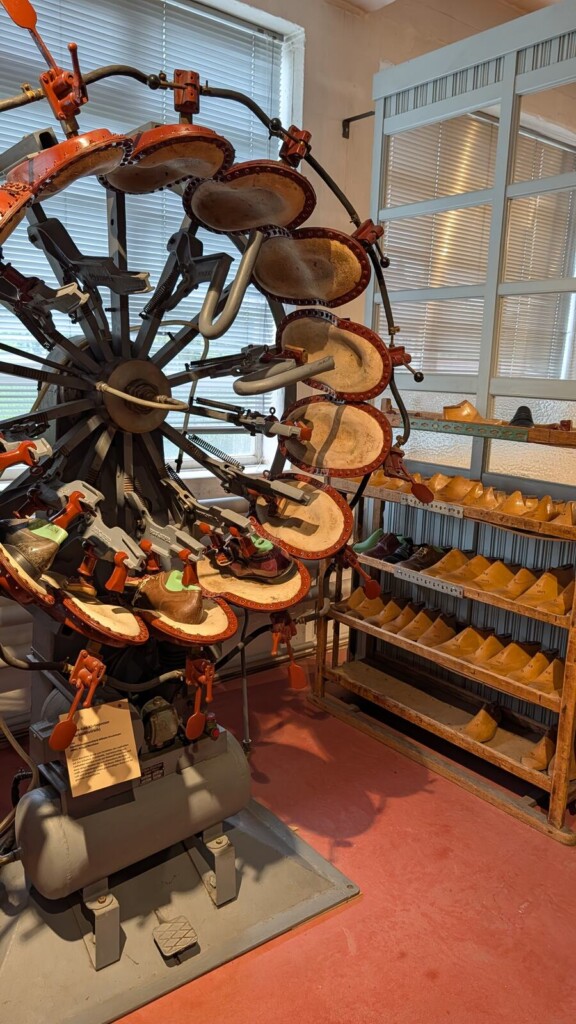 Maschinenreihe in der Schuhfabrik-Ausstellung
