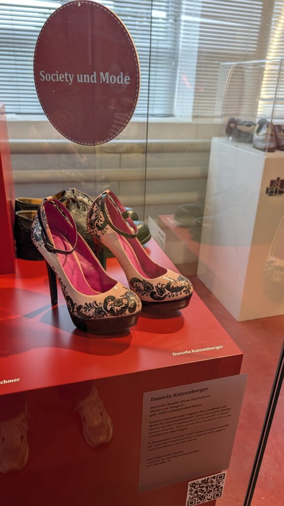 Vitrine zur Mode der Nachkriegszeit