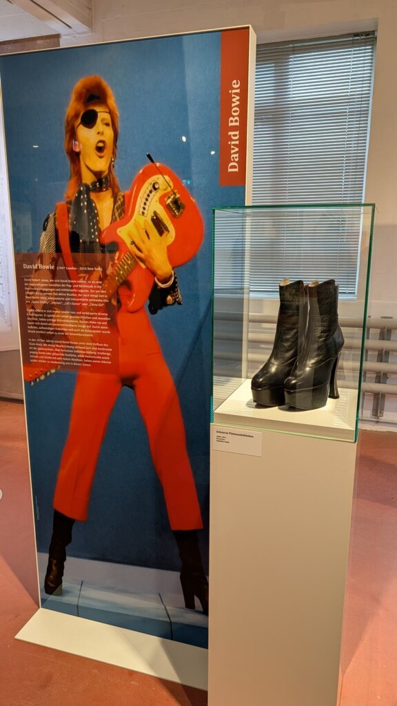 Ausstellungsbereich zu Popkultur und Schuhen