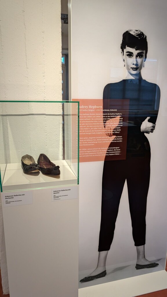 Vitrine mit Schuhen einer Filmikone