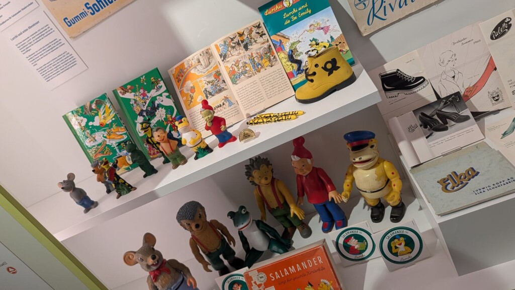 Kinderbereich mit Comics und Spielfiguren