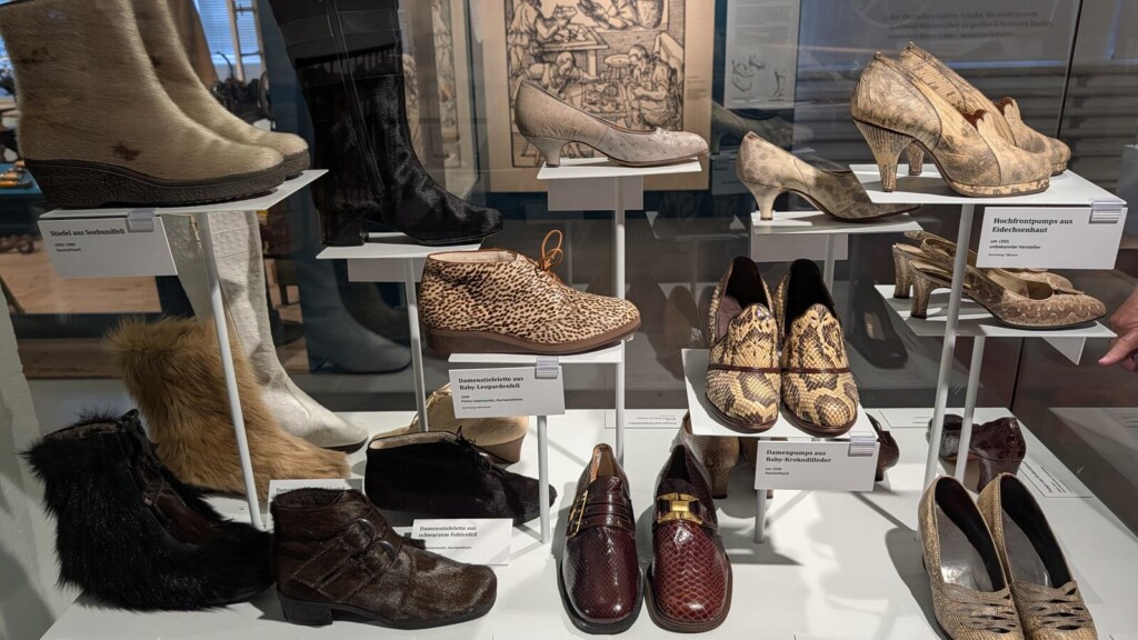 Sammlung von Stiefeln und Halbschuhen in der Vitrine