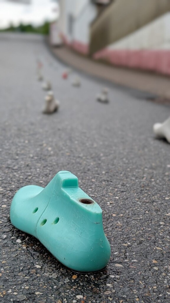 Gruener Schuhleisten auf dem Gehweg in Hauenstein