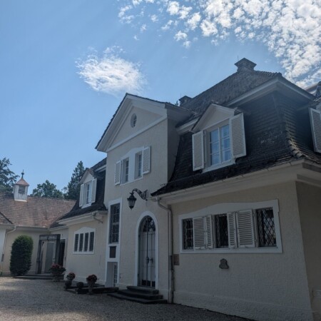 Museum Villa Rot in Burgrieden: Kunst, alter Park und hausgemachter Kuchen