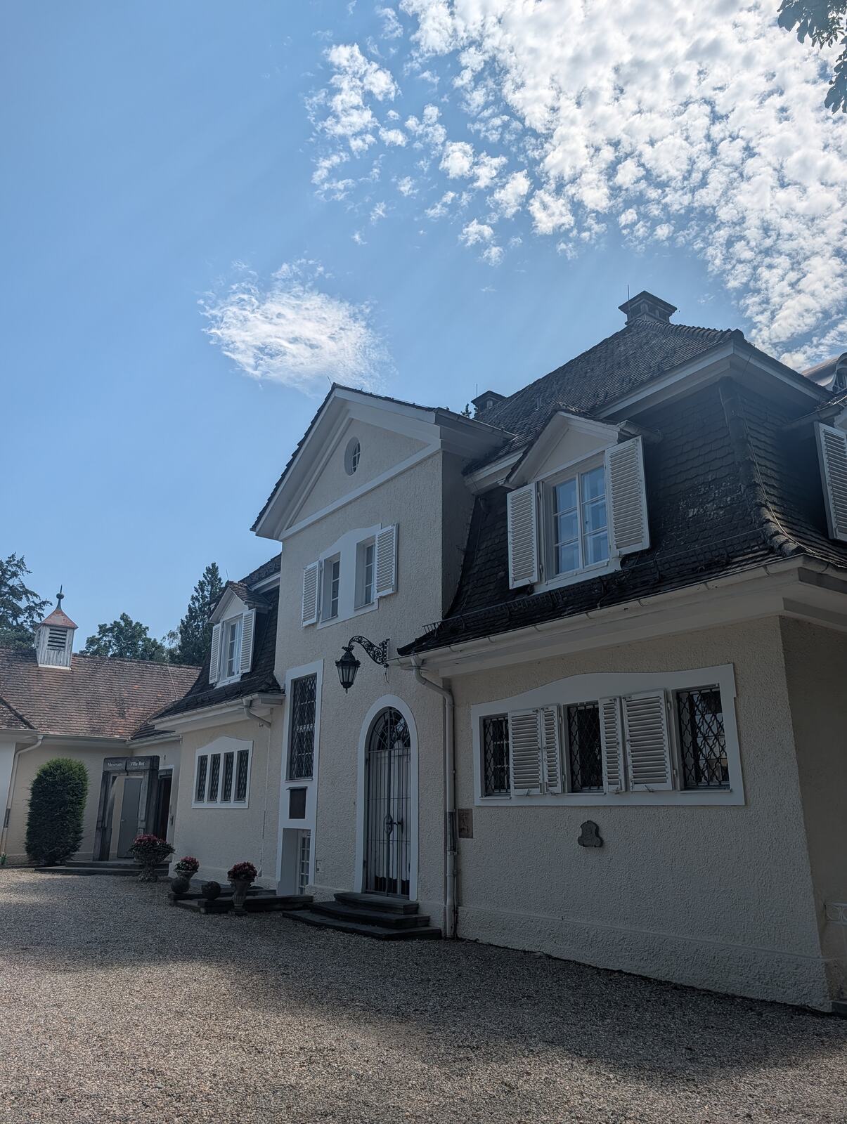 Museum Villa Rot in Burgrieden: Kunst, alter Park und hausgemachter Kuchen