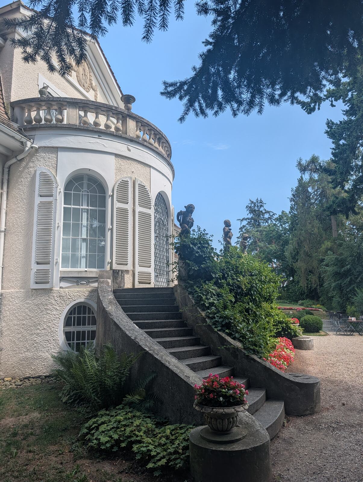 Runder Pavillon mit Freitreppe im Park der Villa Rot
