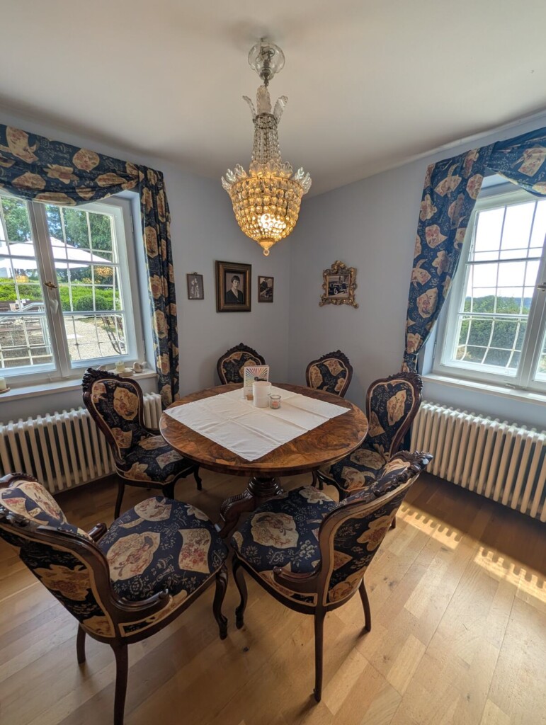 Salon mit Kronleuchter im Museum Villa Rot