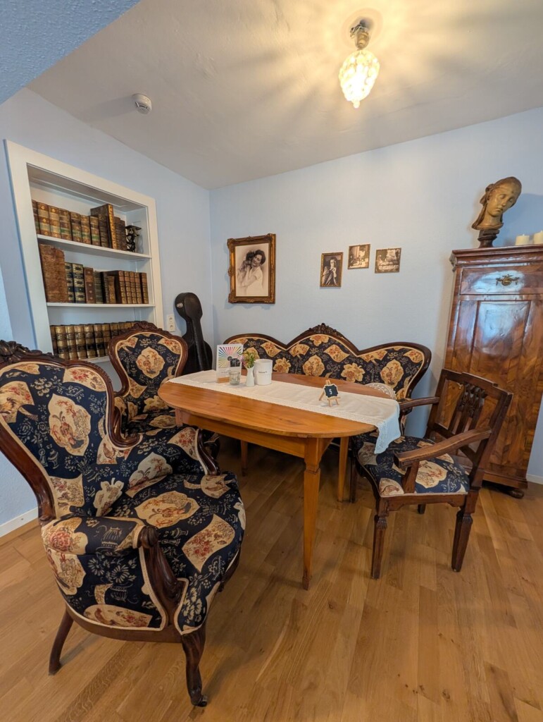 Historischer Kabinettraum mit Vitrine