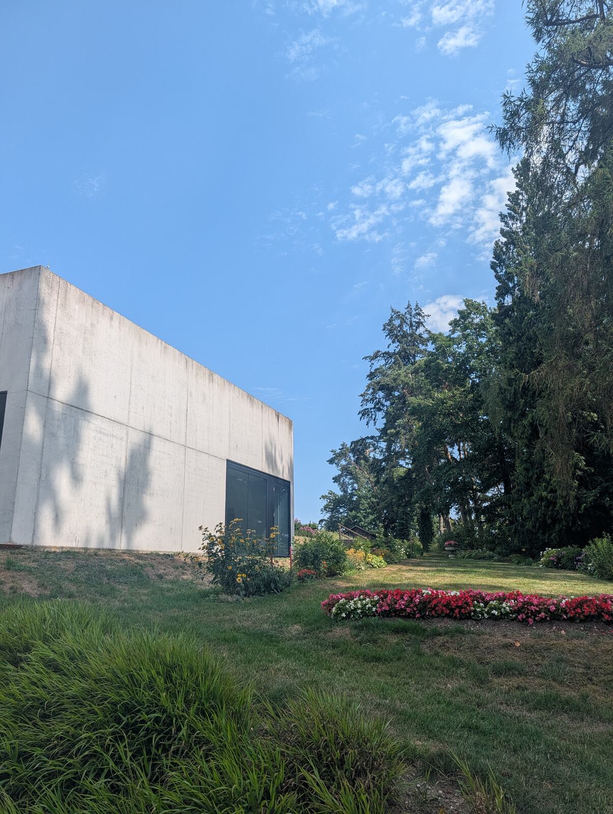Kunsthalle der Villa Rot mit Blumenbeet