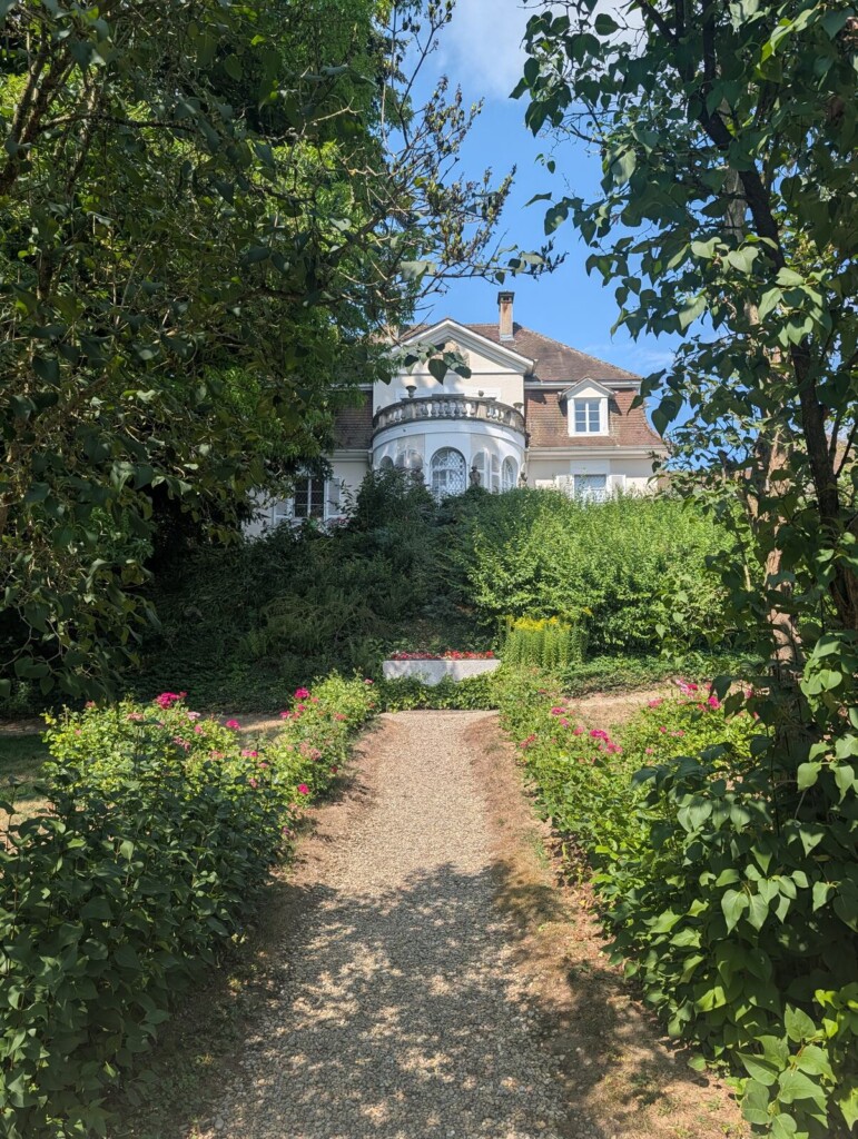 Parkweg zur Villa Rot