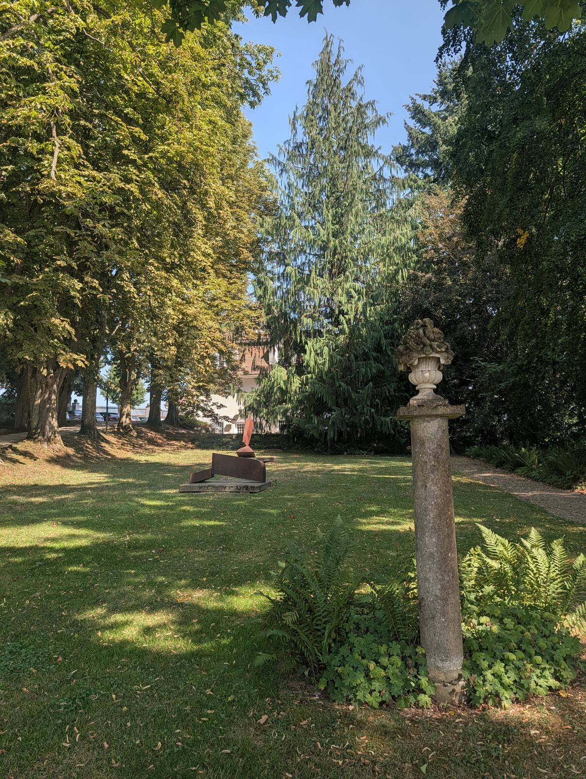 Steinerne Saeule im Park der Villa Rot