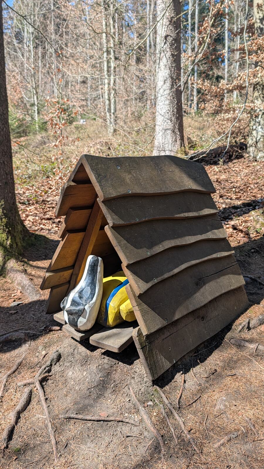 Holztunnel zum Durchkriechen am Waldpfad