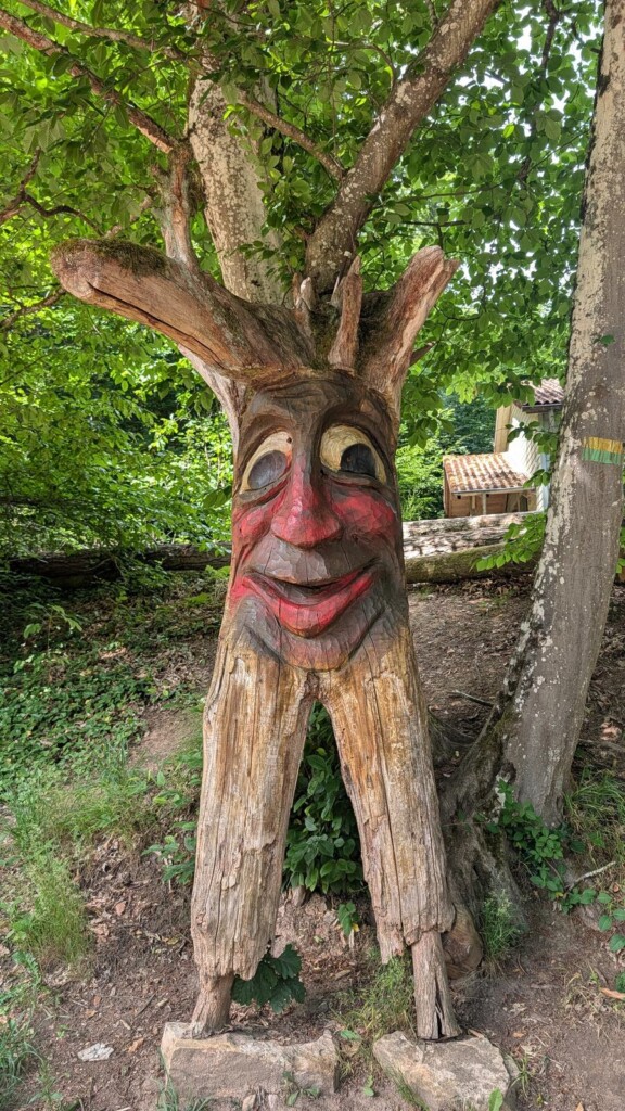 Grosse Holzfigur mit rotem Gesicht am Waldgeisterweg Oberotterbach