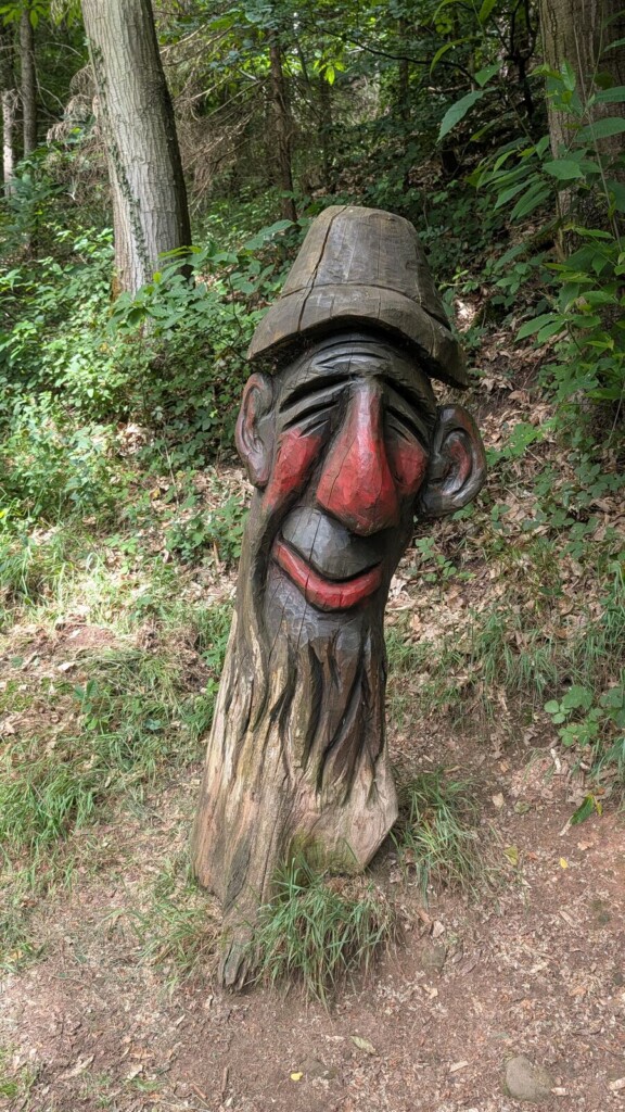 Waldgeist mit Hut und roter Nase