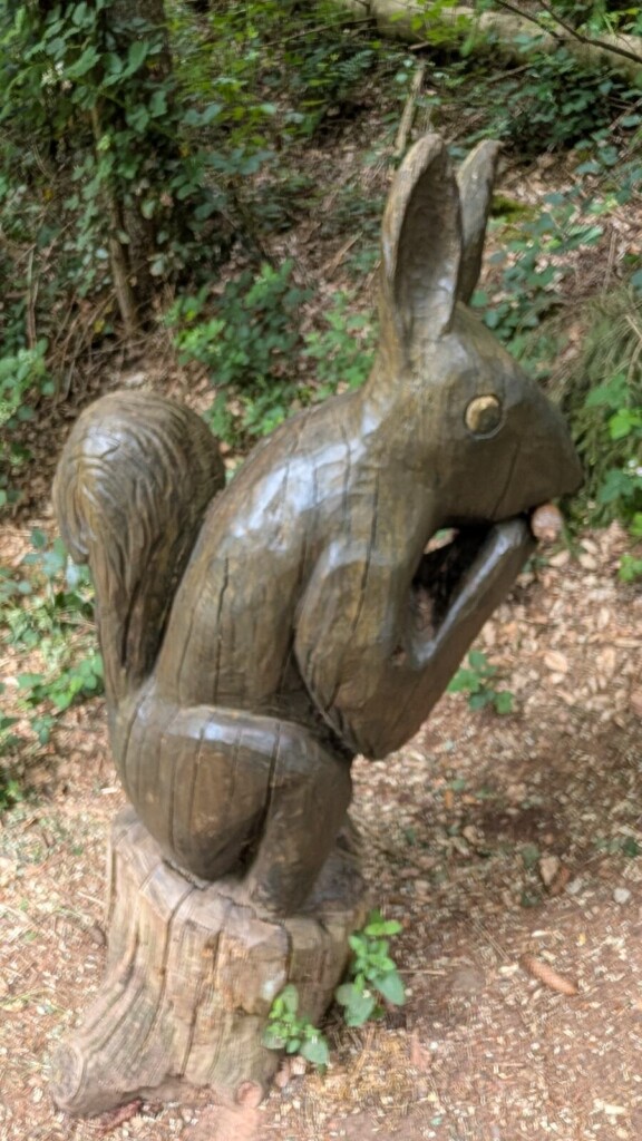 Eichhoernchen aus Holz am Wegrand