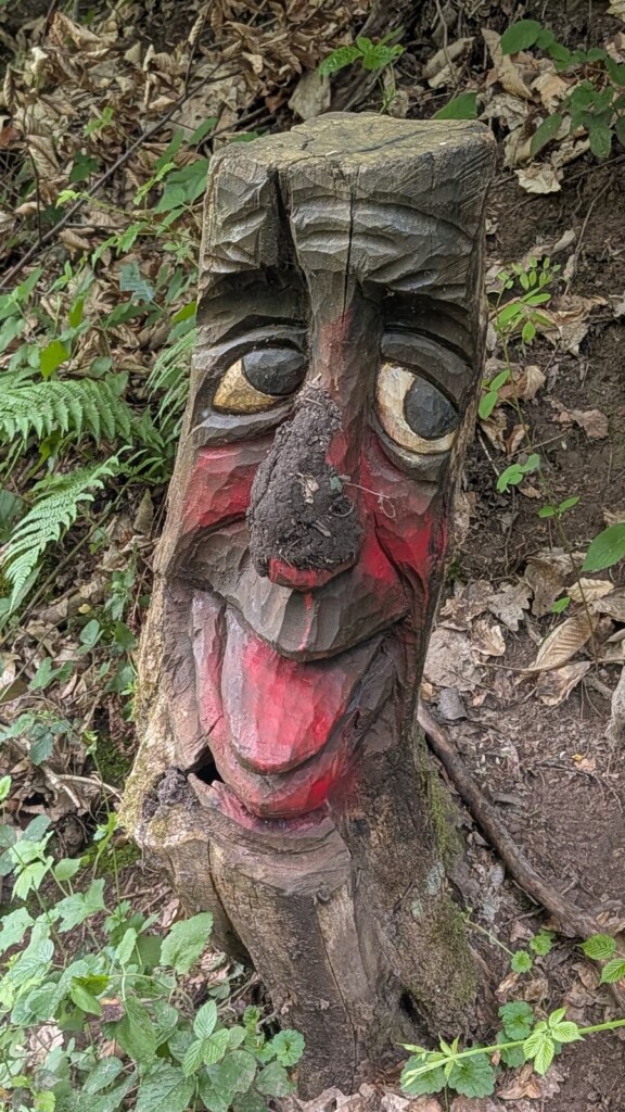 Holzgesicht mit weit geoeffnetem Mund