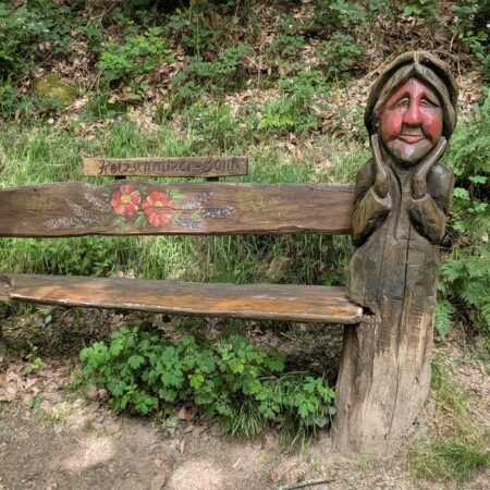 Waldgeisterweg Oberotterbach: Holzfiguren im Wald, kinderwagentauglich, kostenlos