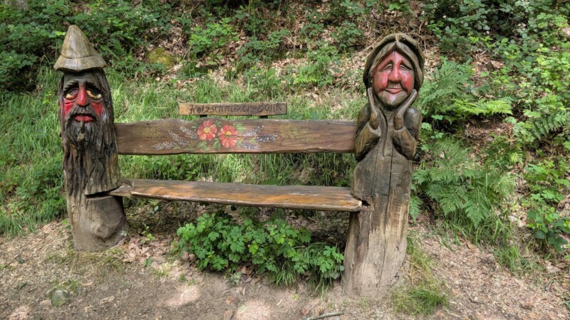 Waldgeisterweg Oberotterbach: Holzfiguren im Wald, kinderwagentauglich, kostenlos