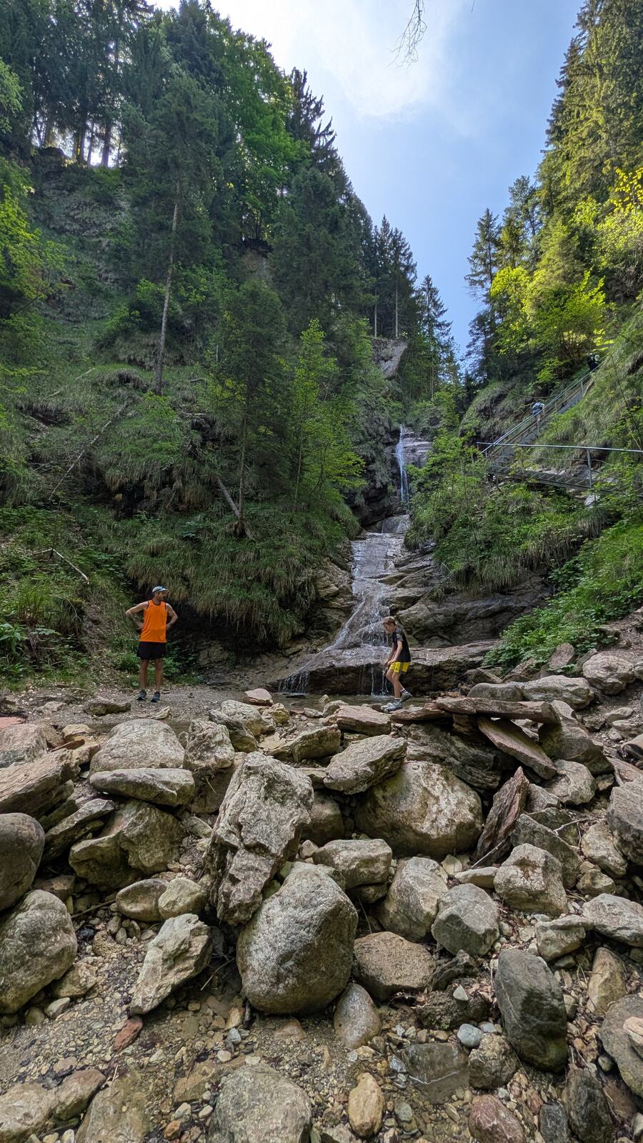 Wasserfall zwischen Felsbloecken