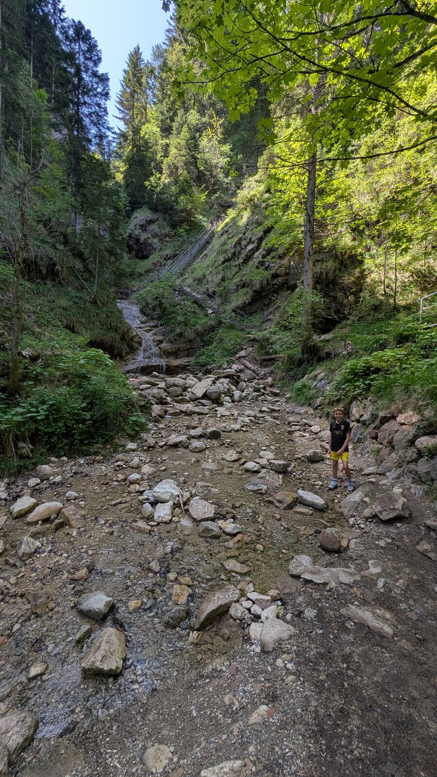 Steiniger Pfad am Wasserfall