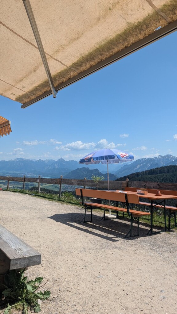 Unterstand mit Bank und Bergblick