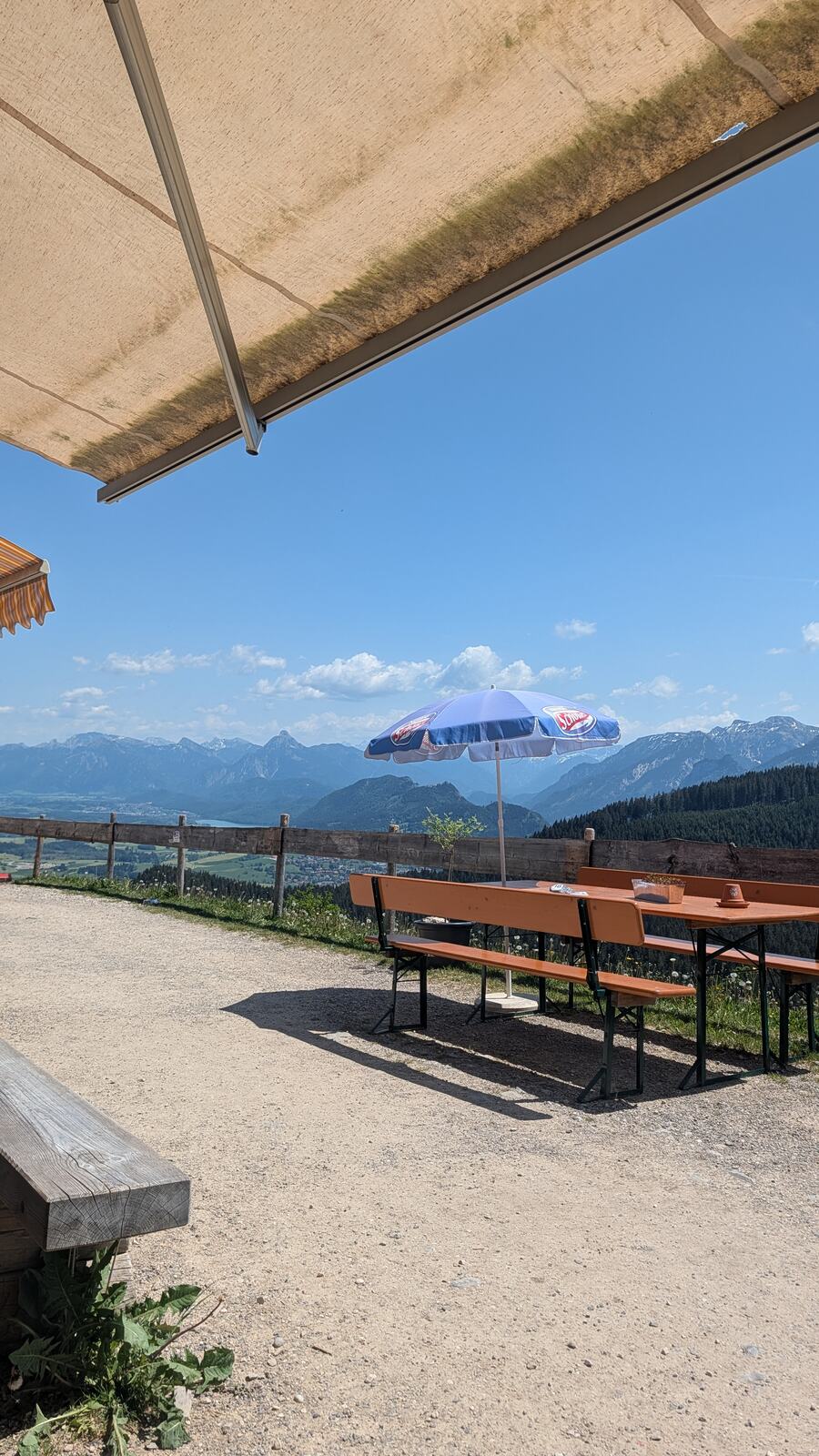 Unterstand mit Bank und Bergblick