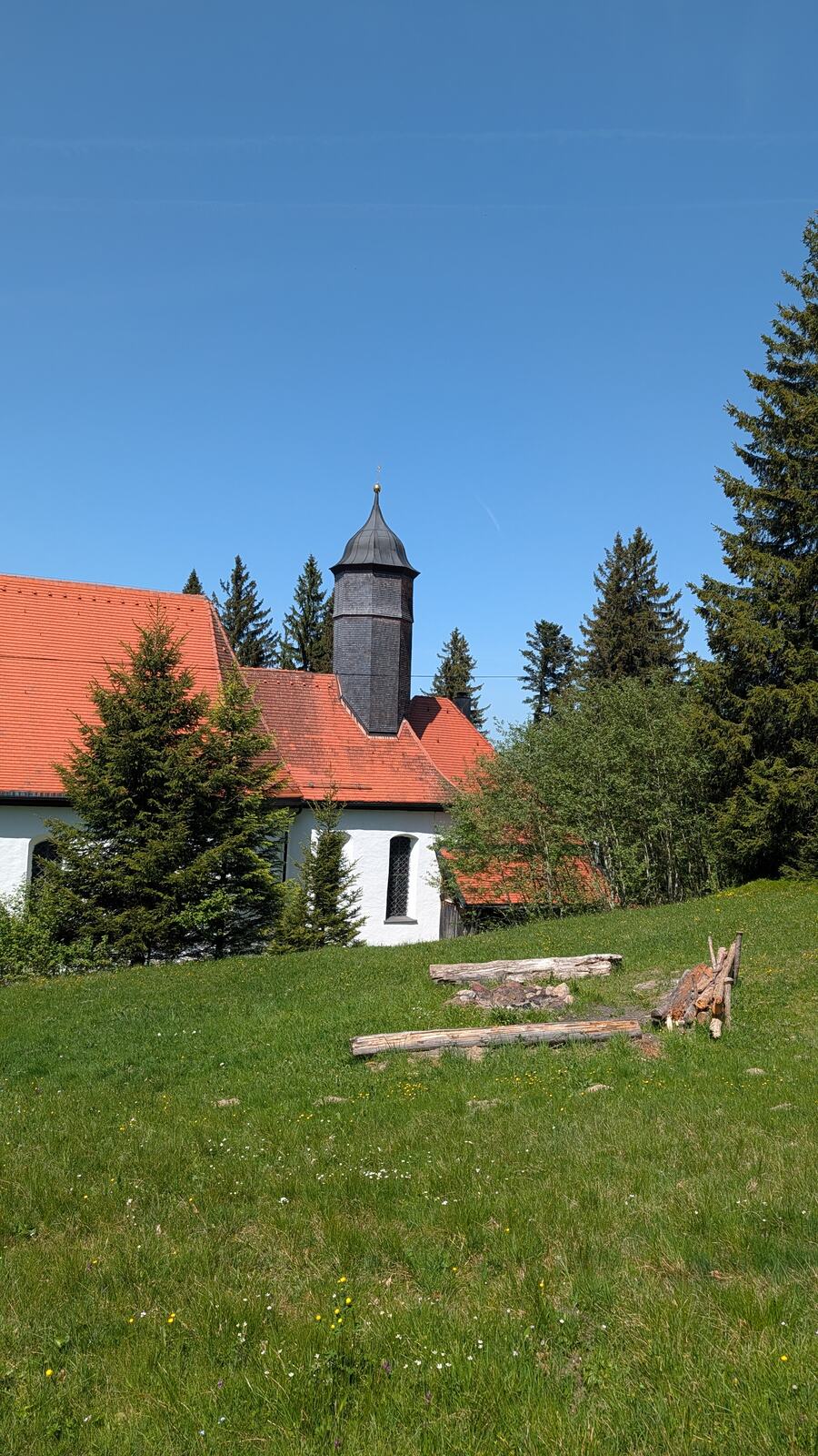 Kapelle mit rotem Dach am Berg