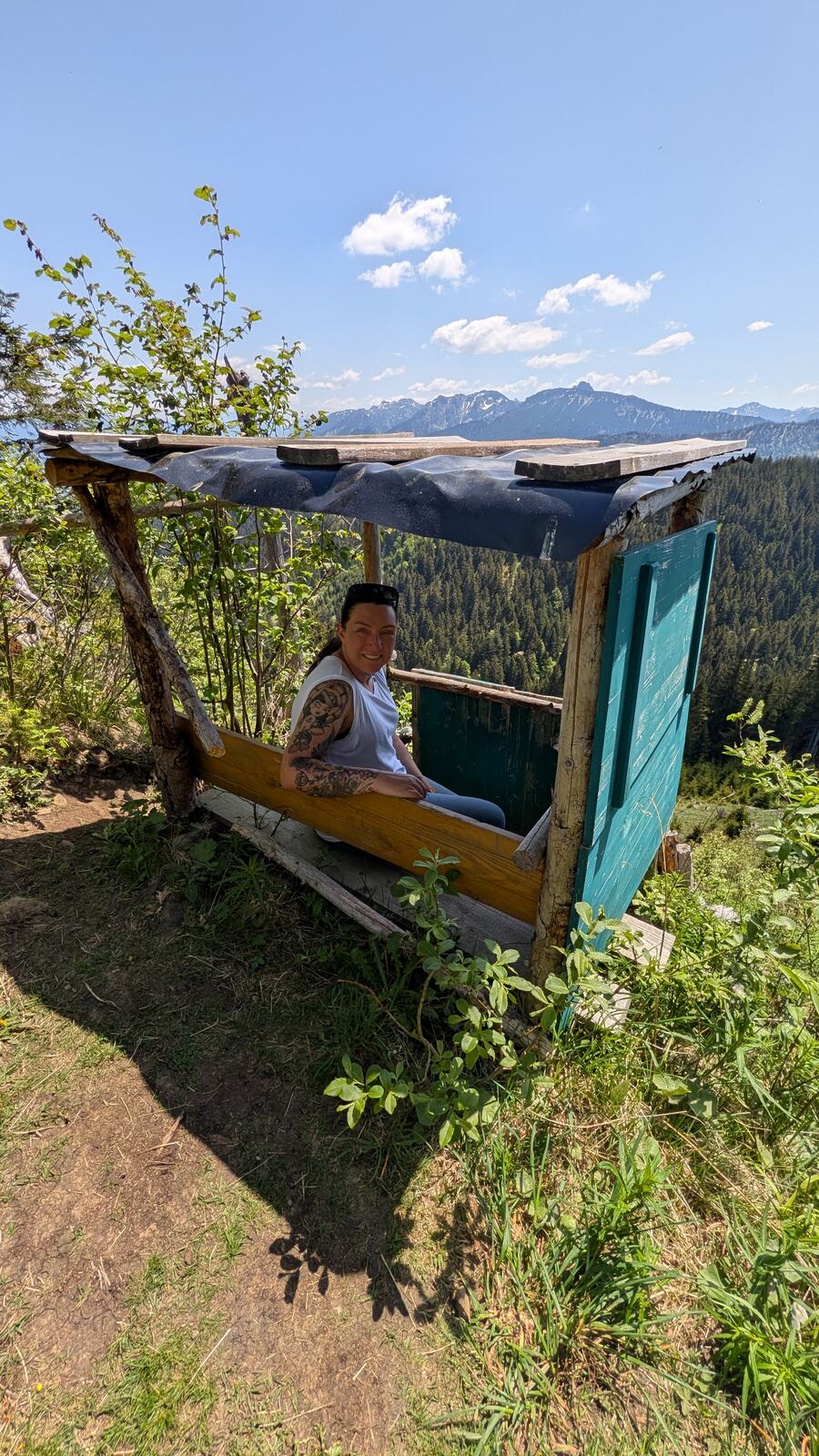 Kind in einer Waldschaukel