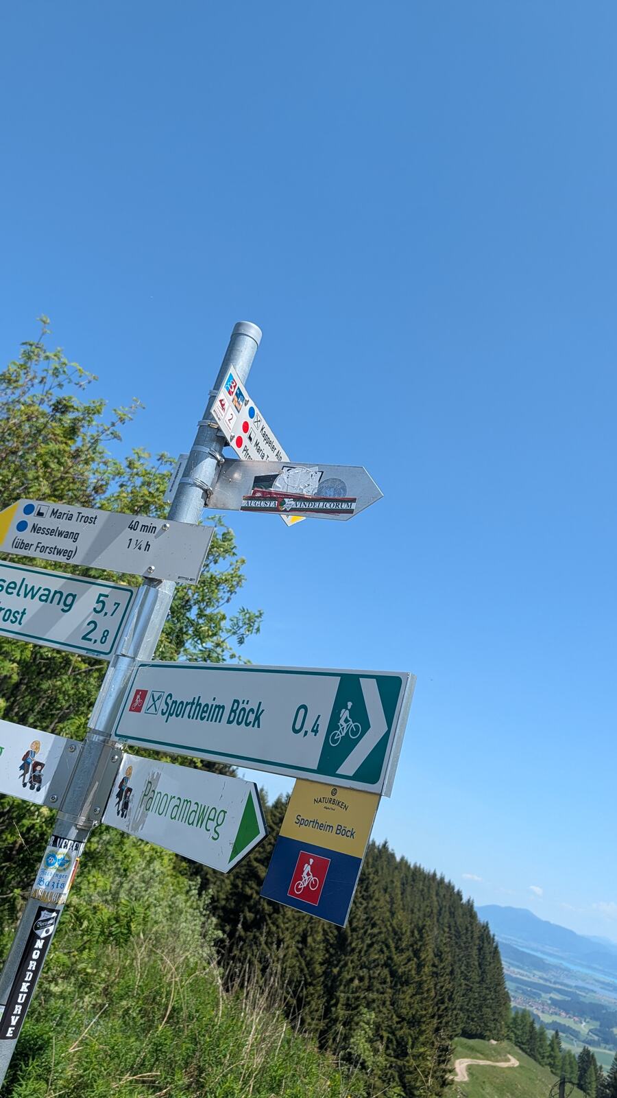 Wegweiser am Wanderweg bei Nesselwang
