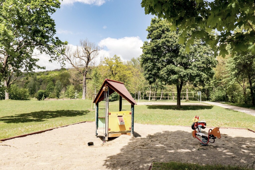 Spielgeräte im Sand am Badesee Pfuhl