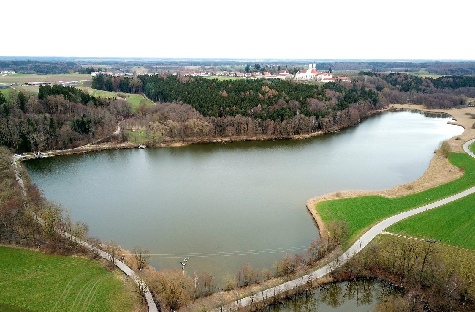 Luftaufnahme des Klosterweihers Roggenburg mit dem Kloster im Hintergrund
