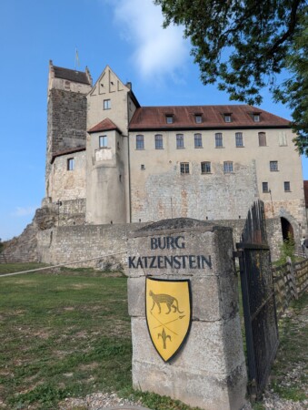 Eingangsschild der Burg Katzenstein mit Katzenwappen