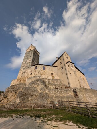 Burg Katzenstein von außen unter Wolkenhimmel