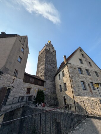 Bergfried und Palas der Burg Katzenstein vom Innenhof aus