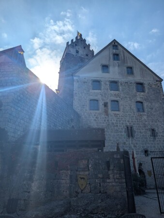 Burg Katzenstein im Gegenlicht