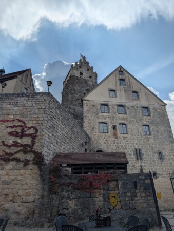 Mauern und Wappen der Burg Katzenstein
