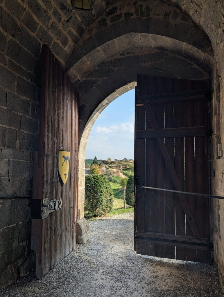 Offenes Burgtor der Burg Katzenstein mit Blick ins Härtsfeld