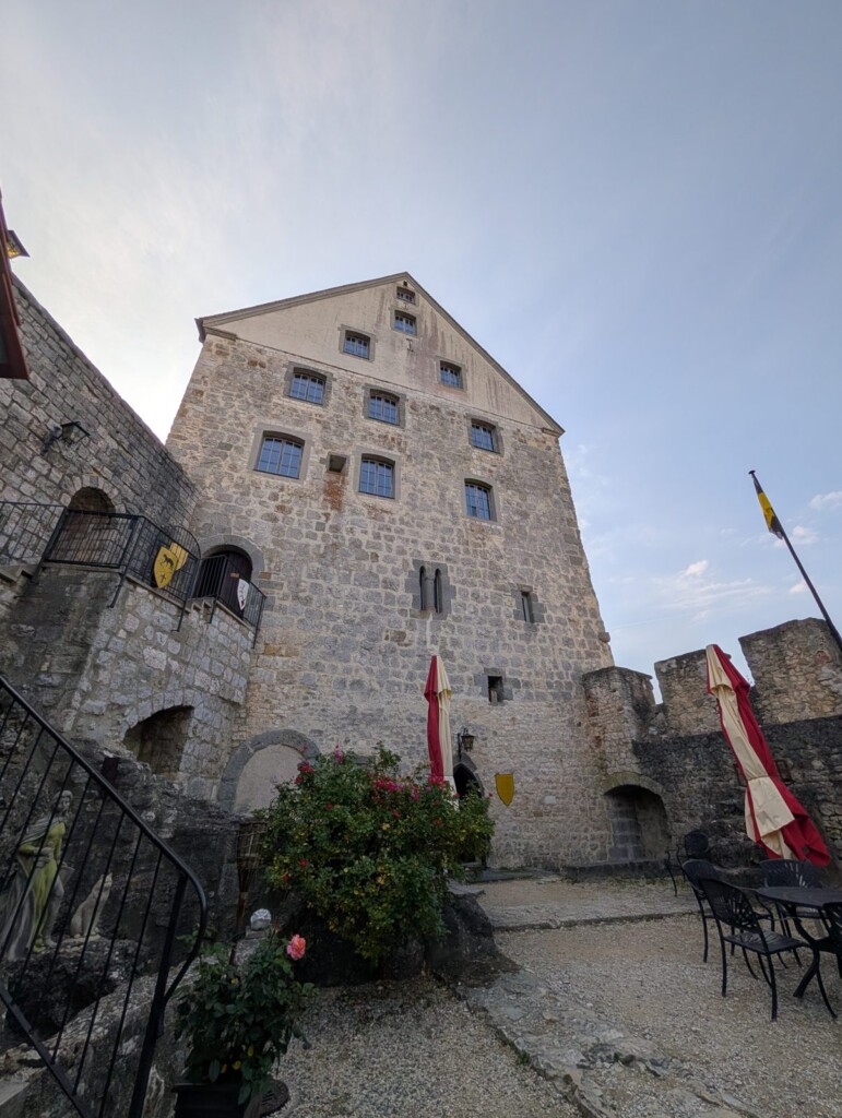 Innenhof der Burg Katzenstein mit Palas und Blumen