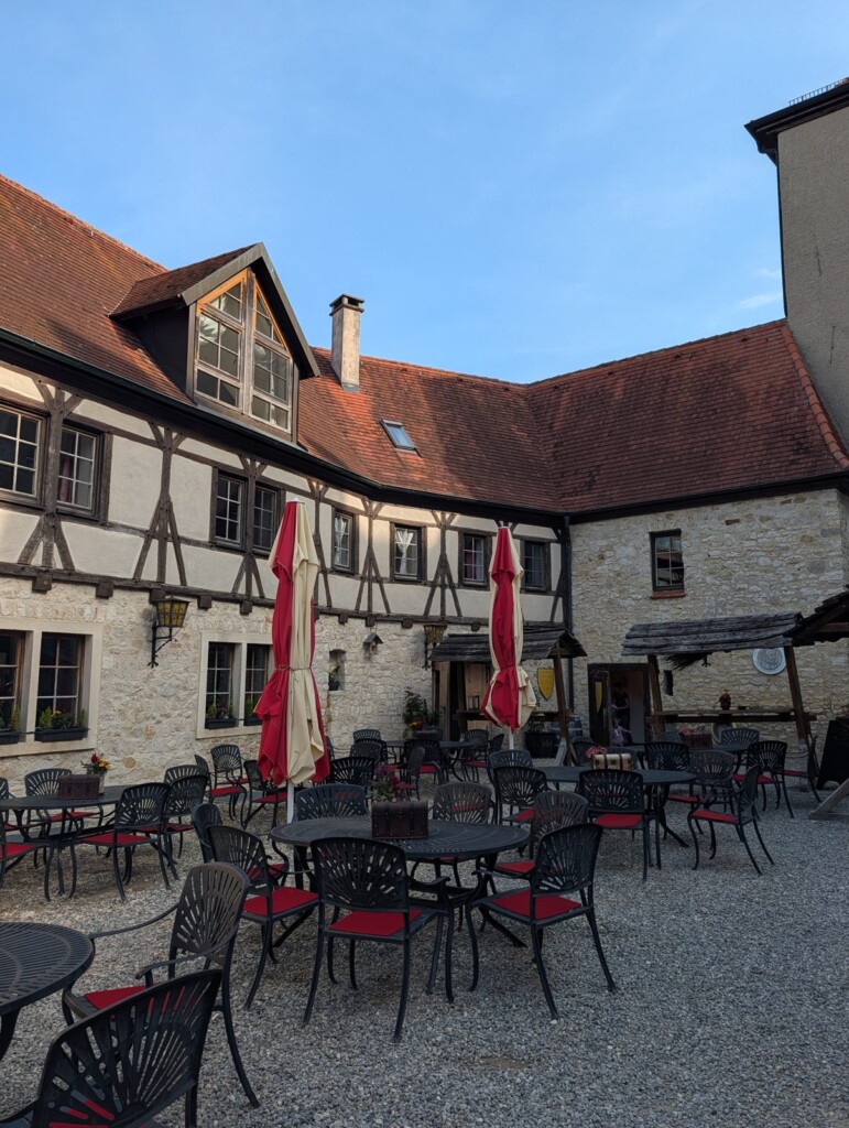 Fachwerk-Hof der Burg Katzenstein mit Tischen der Burgschänke