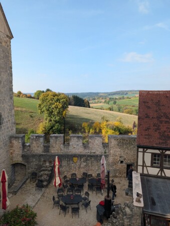 Blick vom Wehrgang der Burg Katzenstein über den Burghof