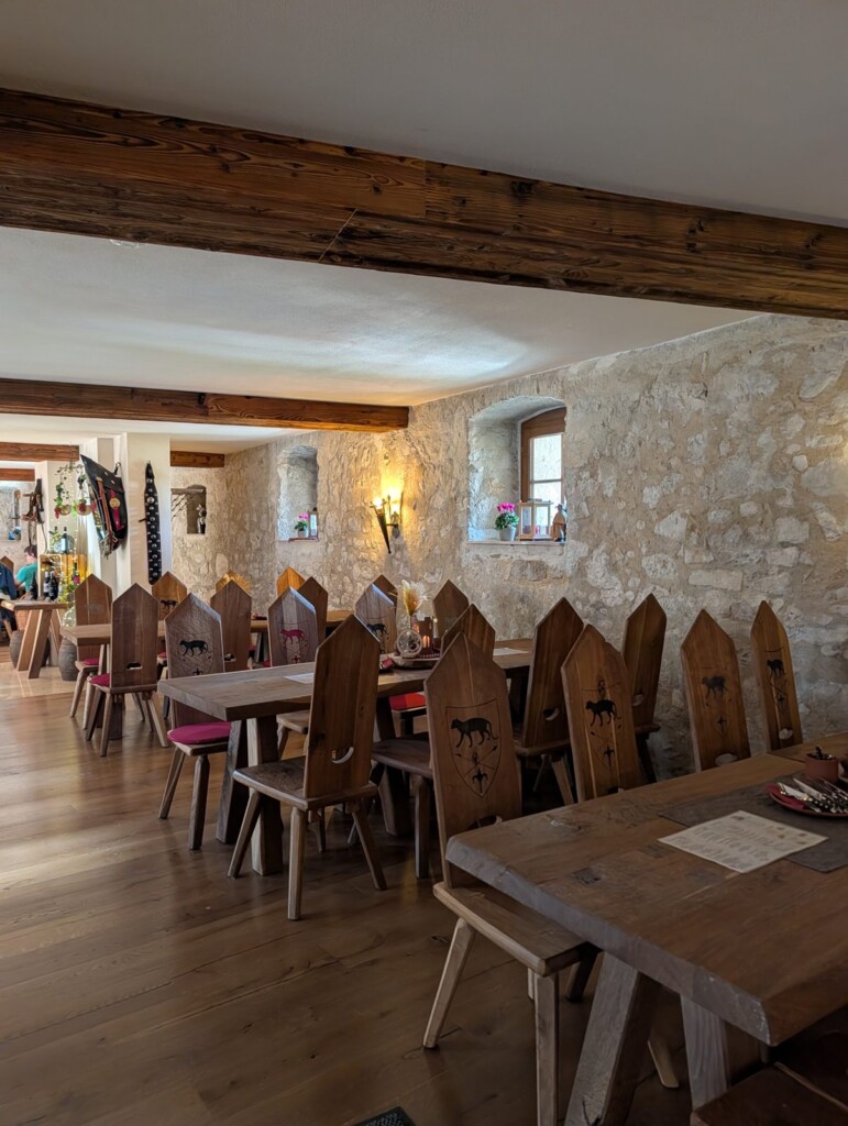 Rittersaal der Burgschänke auf Burg Katzenstein mit Katzenwappen-Stühlen