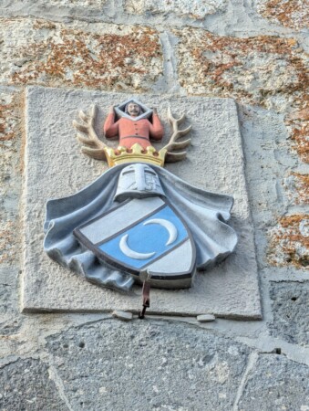 Steinwappen mit Mondsichel an der Burg Katzenstein