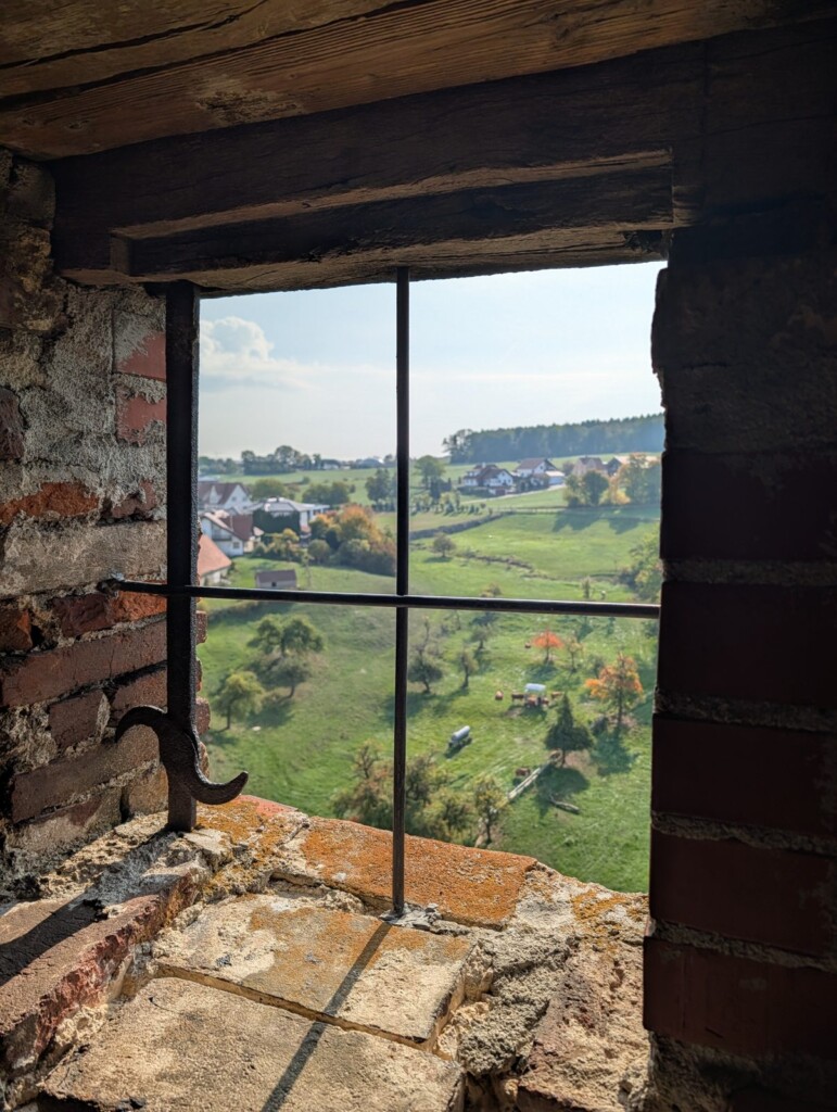 Blick aus einem Turmfenster der Burg Katzenstein ins Grüne