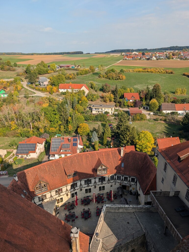 Blick vom Bergfried der Burg Katzenstein auf Burghof und Dorf