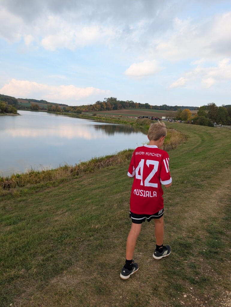 Kind im Fußballtrikot am Ufer des Härtsfeldsees