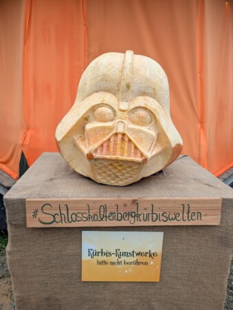 Darth-Vader-Helm aus einem Kürbis geschnitzt