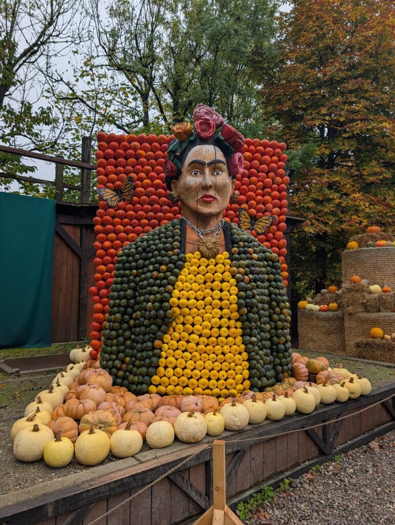 Kürbisskulptur Frida Kahlo bei den Kürbiswelten Kaltenberg