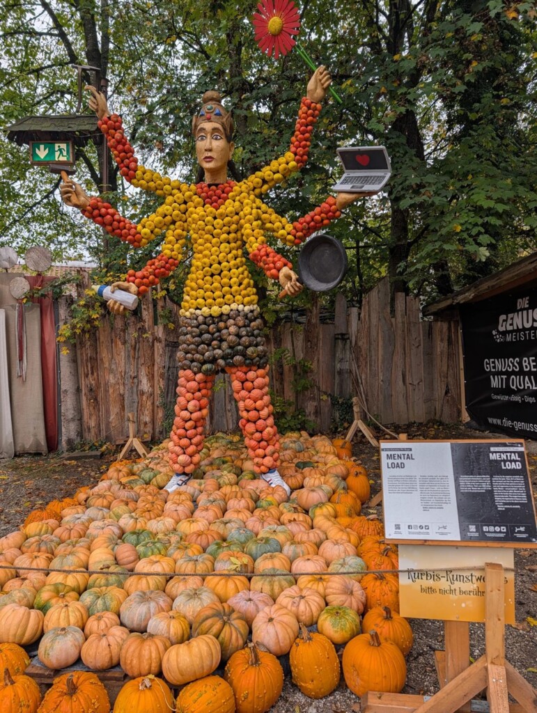 Kürbisskulptur Mental Load mit acht Armen